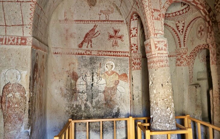 Göreme Azize Barbara Şapeli freskleri; kırmızı çizgili erken dönem Kapadokya üslubu ve sembolik figürler.